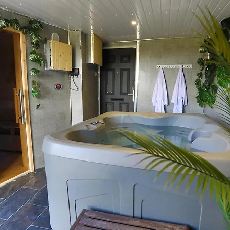 Coastal With Hot Tub And Garden Sleeps 8 * Skelton (North Yorkshire)