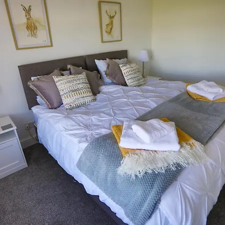 Coastal With Hot Tub And Garden Sleeps 8 Skelton (North Yorkshire)