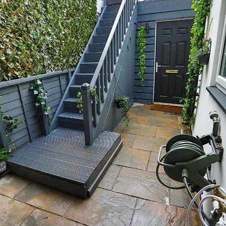 Stylish Coastal With Hot Tub And Garden Sleeps 8 Holiday home *