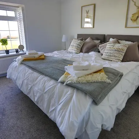 Stylish Coastal With Hot Tub And Garden Sleeps 8