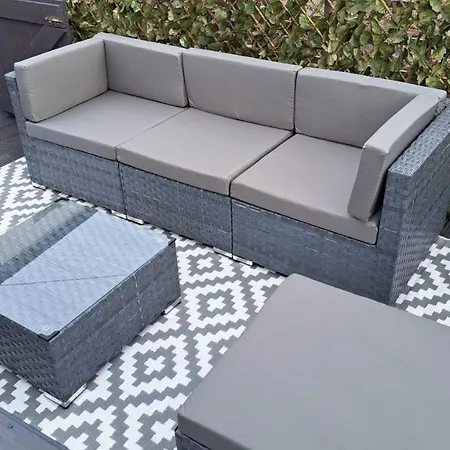 Coastal Cottage, Private Hot Tub & Sauna Sleeps 2-8 With Views