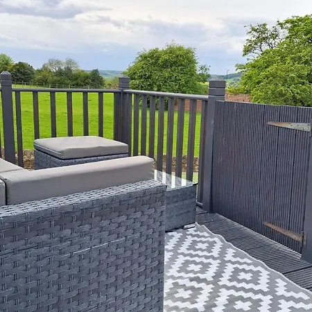 Coastal With Hot Tub And Garden Sleeps 8 Skelton (North Yorkshire)