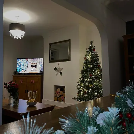 Coastal Cottage, Private Hot Tub & Sauna Sleeps 2-8 With Views