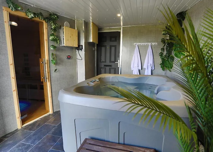 Coastal Cottage, Private Hot Tub & Sauna Sleeps 2-8 With Views * Skelton (North Yorkshire)