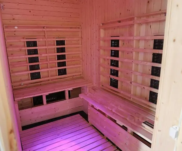 Coastal Cottage, Private Hot Tub & Sauna Sleeps 2-8 With Views *