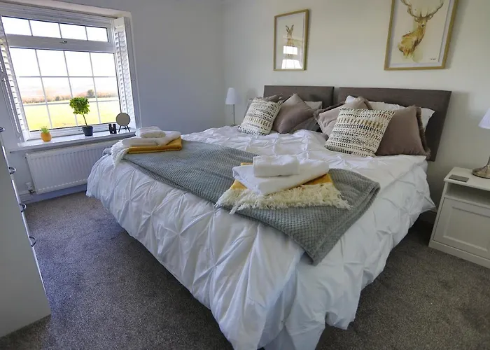 Coastal Cottage, Private Hot Tub & Sauna Sleeps 2-8 With Views