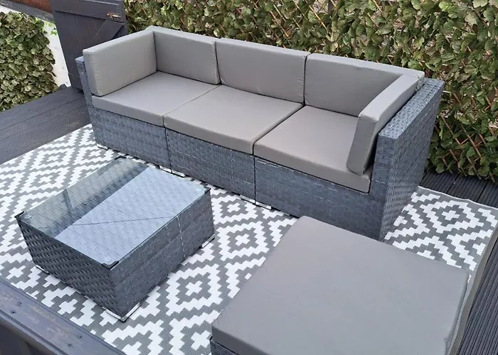 Coastal Cottage, Private Hot Tub & Sauna Sleeps 2-8 With Views