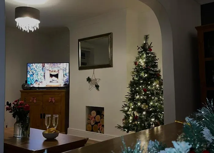 Coastal Cottage, Private Hot Tub & Sauna Sleeps 2-8 With Views